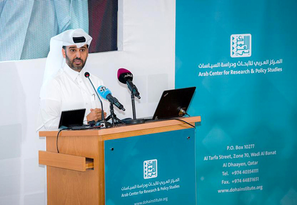 عبد العزيزي بن ناصر آل خليفة محاضرا عن 